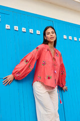 bluson holgado en color coral con bordados