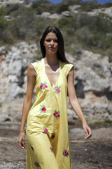 vestido amarillo de corte largo con bordados