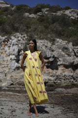 vesdio alrgo en color amarillo con bordados