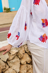 detalle de la manga del bluson blanco con bordados