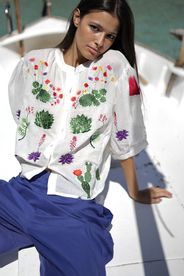 Blusa blanca de algodón con bordado de cactus en tonos verdes y rosas