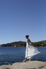 Vestido Hermione: Presenta un encantador estampado Skopelos en tonos azul y blanco que evoca la frescura del mar