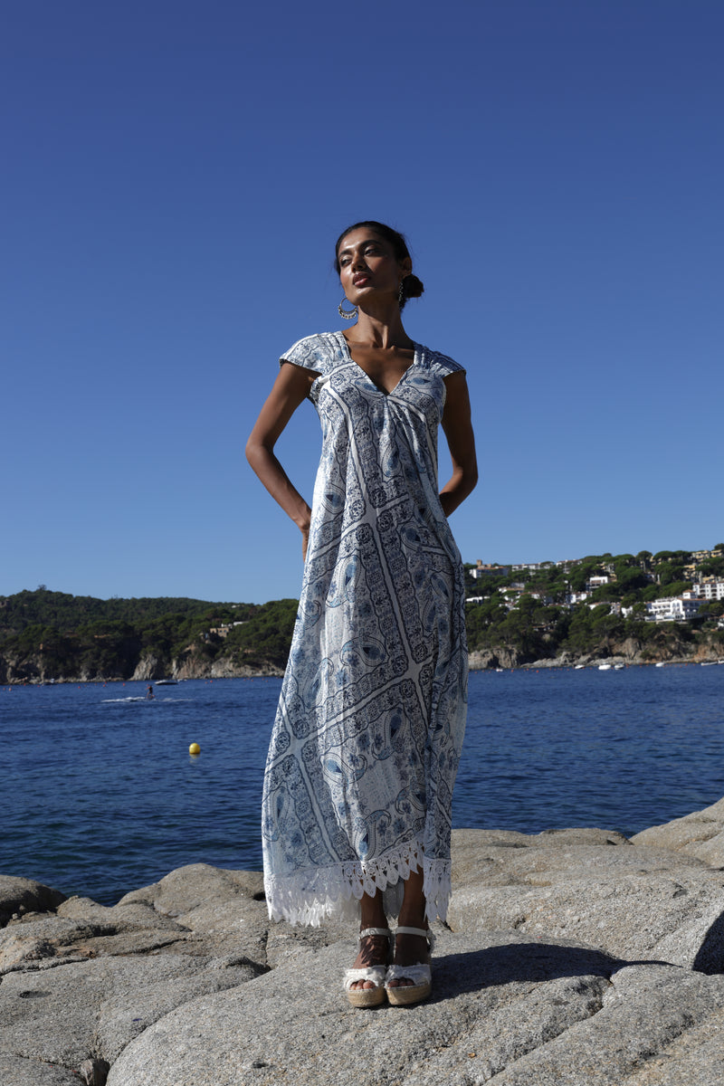 Vestido Hermione: La falda de este vestido presenta una caída fluida y elegante, permitiendo que se mueva con gracia al caminar, brindando una sensación de ligereza y comodidad. Un gran detalle que destaca al final de la falda es un sutil remate de encaje