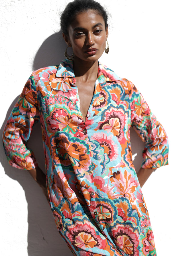 El vestido camisero Miami, parte de la colección Hawai, presenta un vibrante estampado floral multicolor