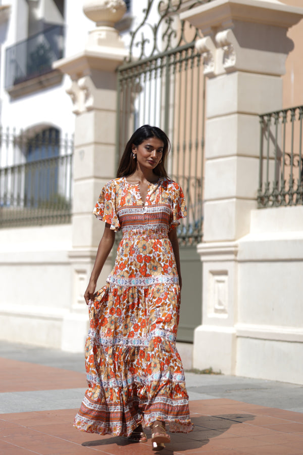 El Vestido Triana, con su diseño amplio y estampado floral Capri, proyecta elegancia y frescura. Sus mangas fluidas y la falda con vuelos distintivos ofrecen comodidad y un toque único. Disponible en tonos Fucsia, Marrón y Rosa, es la elección perfecta para destacar con estilo y distinción