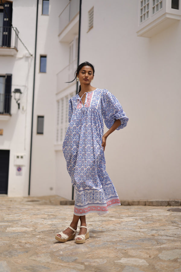 vestido de verano azul y rosa con manga corta luna llena