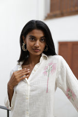  La camisola Isabella, en blanco y rosa, es encanto y versatilidad en cada detalle. 