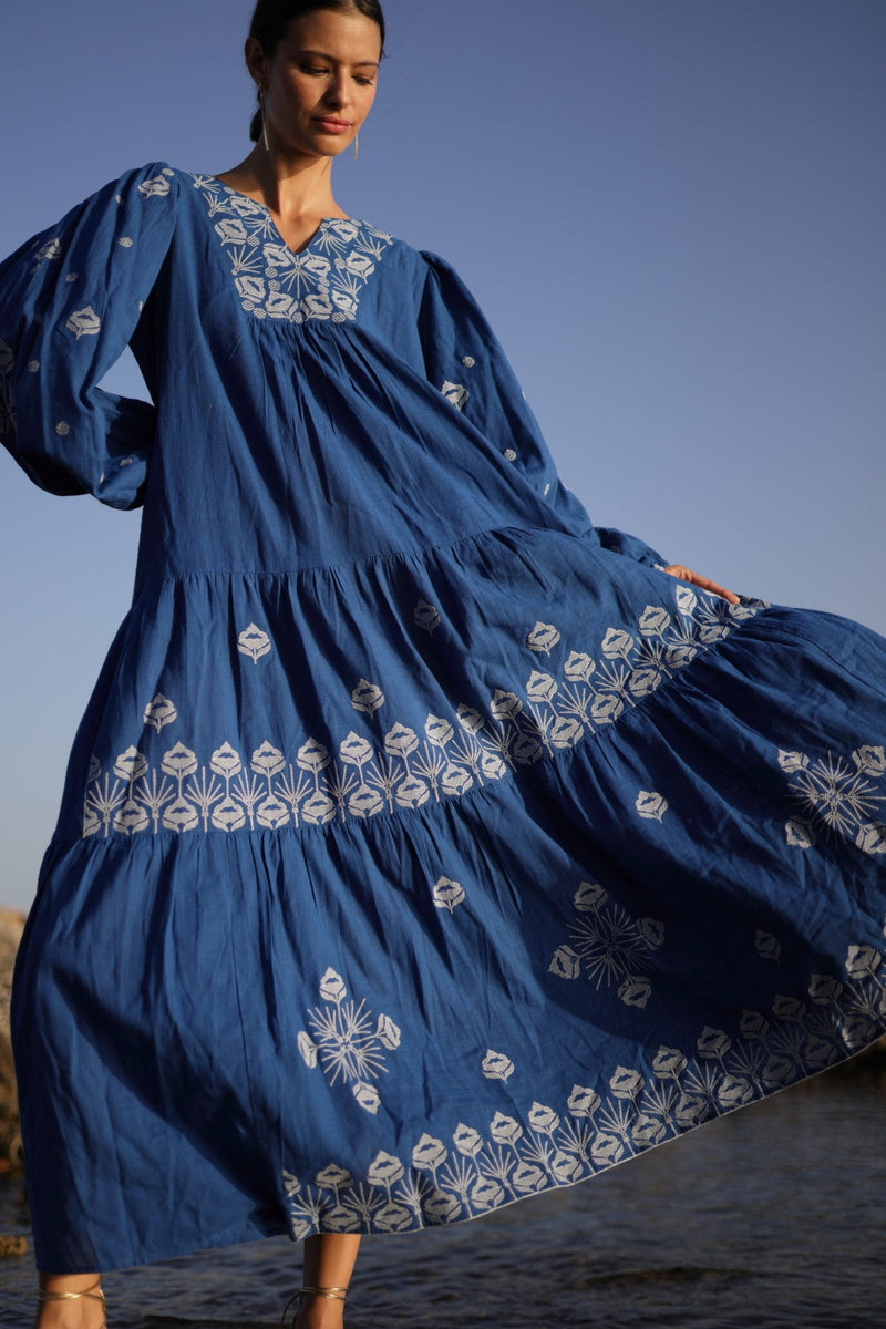 fotografia vestido azul con bordado donde se aprecia el detalle de la parte de la falda 