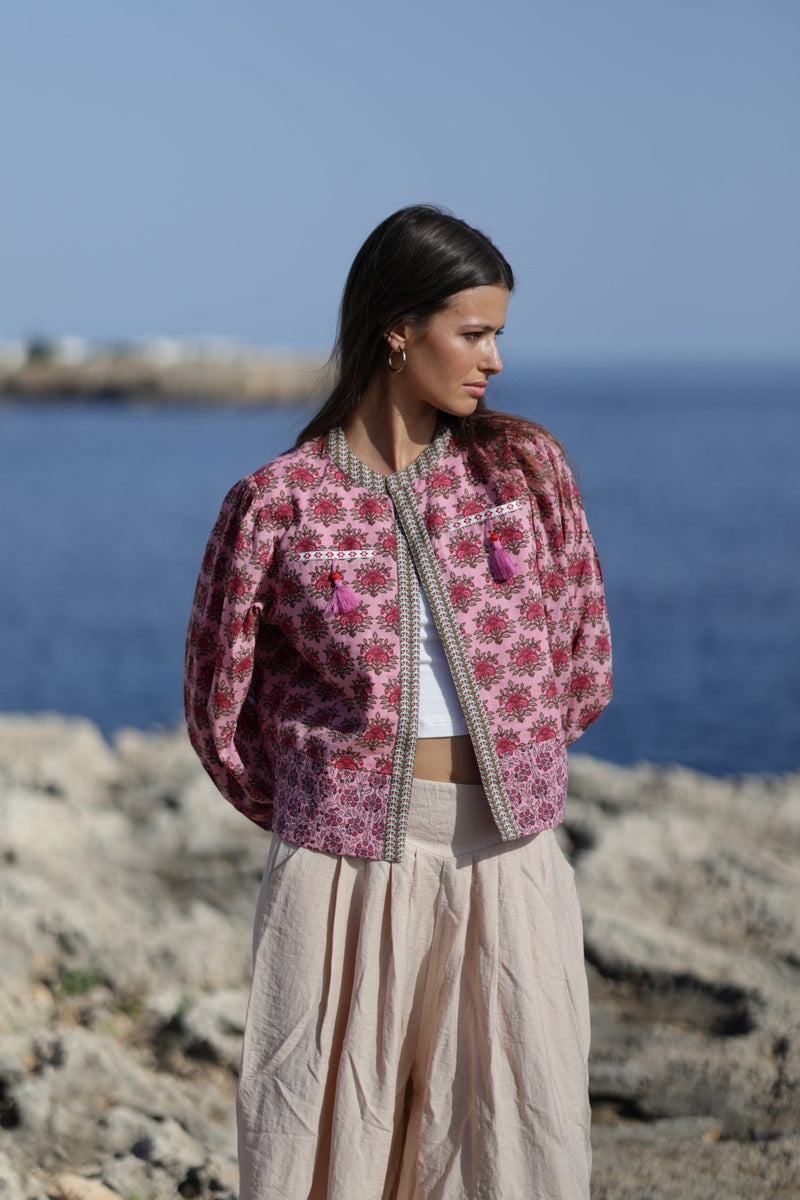 Chaqueta Emma bordada inspirada en Jane Austen, estilo bohemio-romántico, de algodón, fucsia con detalles florales, chaqueta corta perfecta para looks casuales o elegantes. 