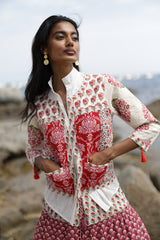 chaqueta combinada estampado rojo boho y blusa blanca con falda larga verano mujer luna llena