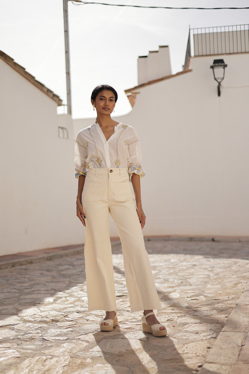 blusa blanca con estampado de flores amarillos luna llena