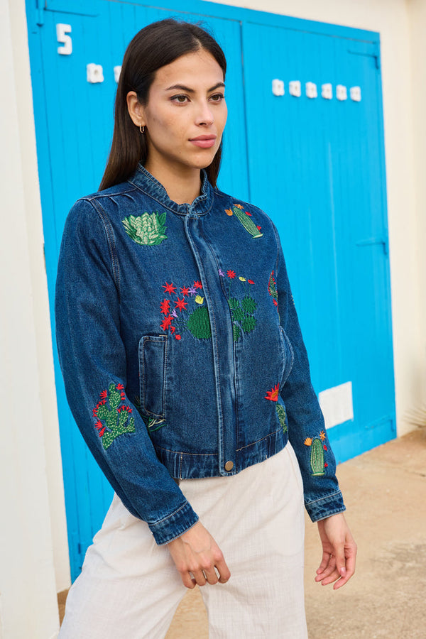 Chaqueta denim con cremallera y bordado cactus