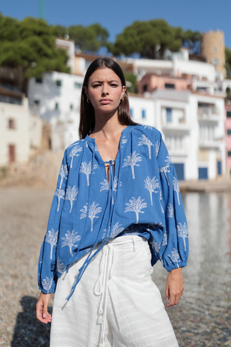 blusa azul mediterraneo con bordado